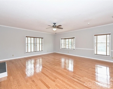 1016 Queens Road - Photo Thumbnail 9