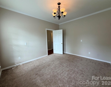 7800 Antique Circle - Photo Thumbnail 17