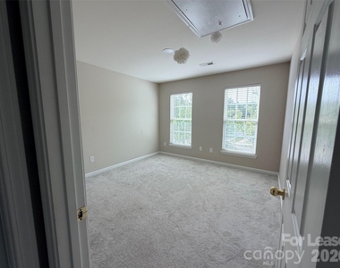 7800 Antique Circle - Photo Thumbnail 21