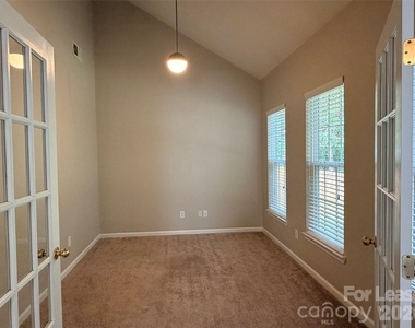 7800 Antique Circle - Photo Thumbnail 9