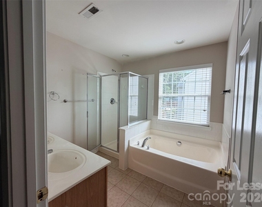 7800 Antique Circle - Photo Thumbnail 11