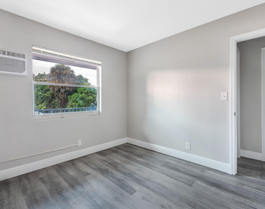 515 N Sapodilla Avenue - Photo Thumbnail 8
