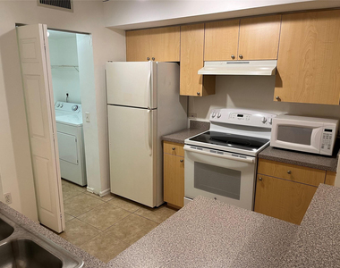 913 Villa Circle - Photo Thumbnail 5