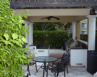 913 Villa Circle - Photo Thumbnail 17