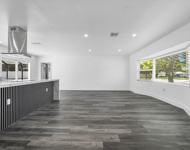 1650 Nw 9th Street - Photo Thumbnail 2