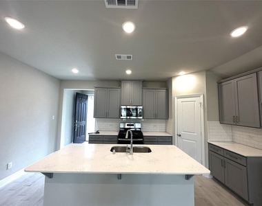601 Tartane Drive - Photo Thumbnail 4