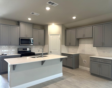601 Tartane Drive - Photo Thumbnail 7