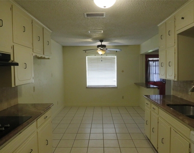 1928 Hurstview Drive - Photo Thumbnail 6