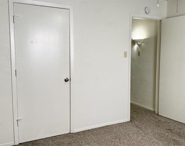 1913 Kingswood Court - Photo Thumbnail 12