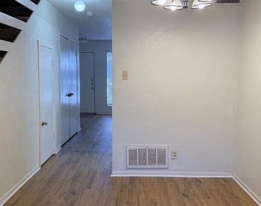 1913 Kingswood Court - Photo Thumbnail 3