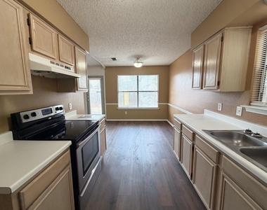 921 Park Place Boulevard - Photo Thumbnail 6