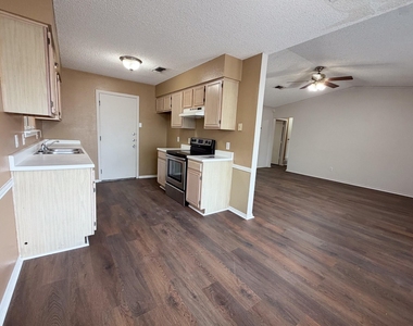 921 Park Place Boulevard - Photo Thumbnail 4