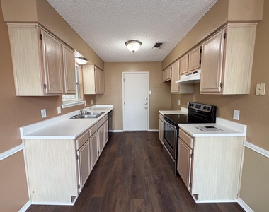921 Park Place Boulevard - Photo Thumbnail 5