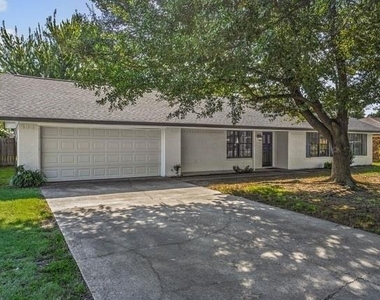221 Azalea Drive - Photo Thumbnail 2