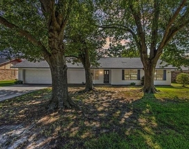 221 Azalea Drive - Photo Thumbnail 1