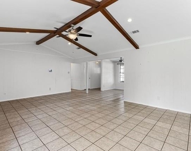 221 Azalea Drive - Photo Thumbnail 6
