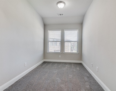 4533 Titus Circle - Photo Thumbnail 17