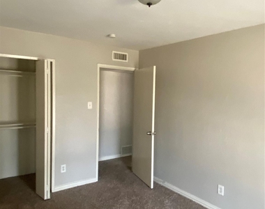 7309 Oakstone Drive - Photo Thumbnail 11