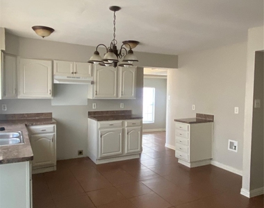 7309 Oakstone Drive - Photo Thumbnail 8