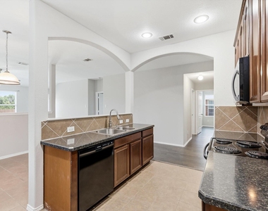 652 Lincoln Avenue - Photo Thumbnail 13
