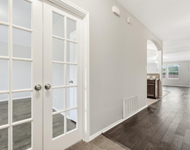 652 Lincoln Avenue - Photo Thumbnail 5