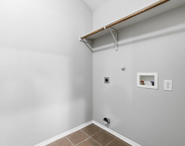 652 Lincoln Avenue - Photo Thumbnail 15