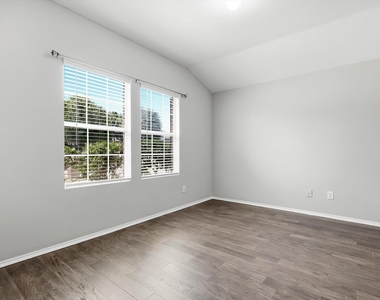 652 Lincoln Avenue - Photo Thumbnail 4