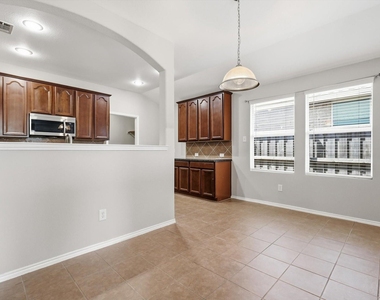 652 Lincoln Avenue - Photo Thumbnail 10