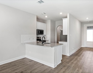 1013 Pecan Place - Photo Thumbnail 2