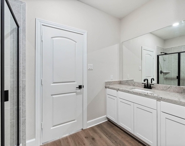 1013 Pecan Place - Photo Thumbnail 4