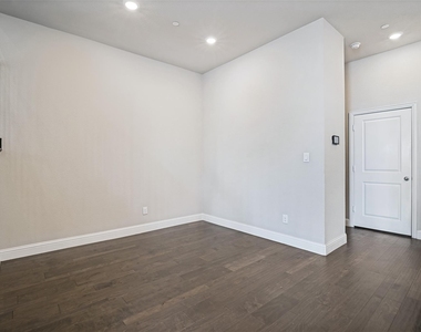 7401 Sunset Boulevard - Photo Thumbnail 11
