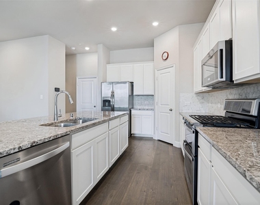 7401 Sunset Boulevard - Photo Thumbnail 9