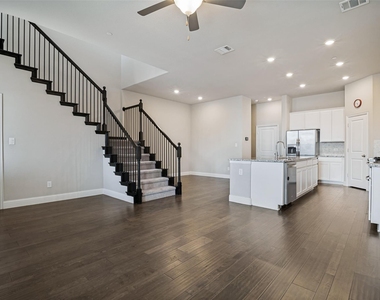 7401 Sunset Boulevard - Photo Thumbnail 5
