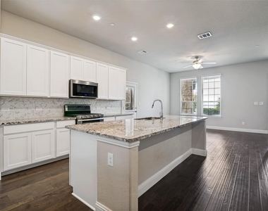 7401 Sunset Boulevard - Photo Thumbnail 6