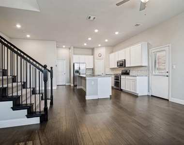 7401 Sunset Boulevard - Photo Thumbnail 3
