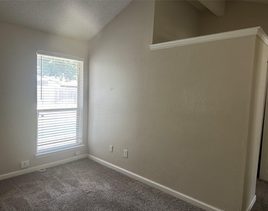 2305 Dalewood Lane - Photo Thumbnail 10