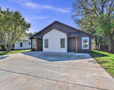 720 W Texas Street - Photo Thumbnail 2