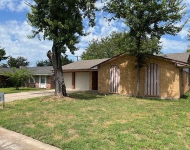 806 Phillips Drive - Photo Thumbnail 1