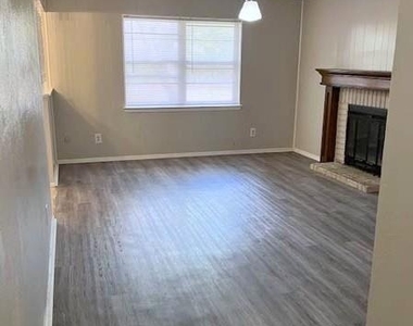806 Phillips Drive - Photo Thumbnail 2