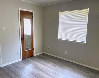 806 Phillips Drive - Photo Thumbnail 18