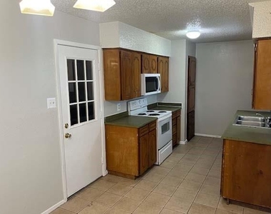 806 Phillips Drive - Photo Thumbnail 6