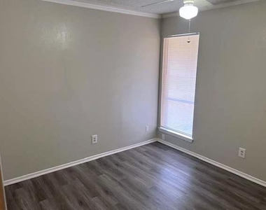 806 Phillips Drive - Photo Thumbnail 15