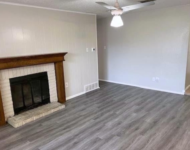 806 Phillips Drive - Photo Thumbnail 4