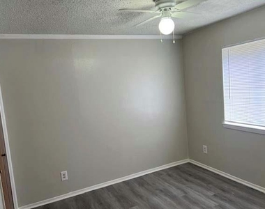 806 Phillips Drive - Photo Thumbnail 10