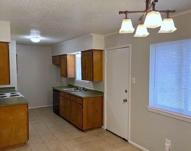 806 Phillips Drive - Photo Thumbnail 5