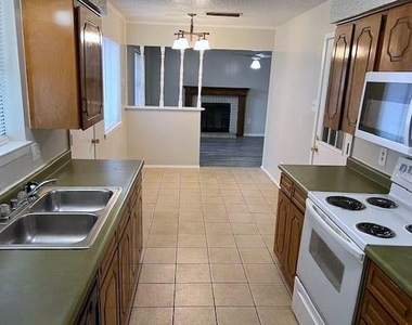 806 Phillips Drive - Photo Thumbnail 7
