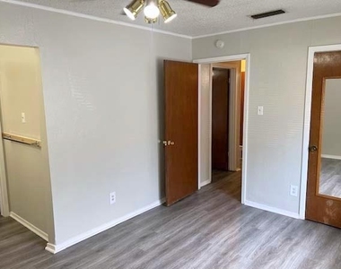 806 Phillips Drive - Photo Thumbnail 20
