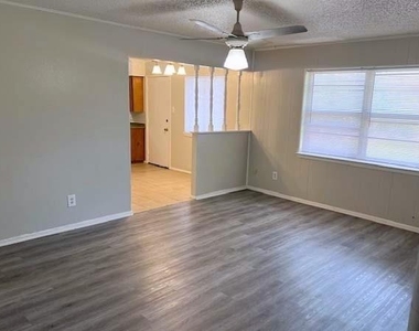 806 Phillips Drive - Photo Thumbnail 3