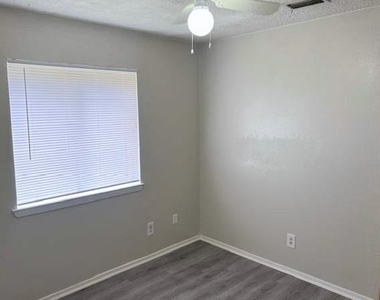 806 Phillips Drive - Photo Thumbnail 12