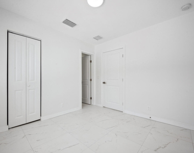 1009 14th Street - Photo Thumbnail 10